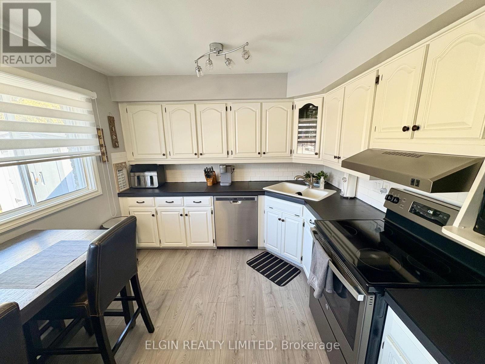 66 ALDBOROUGH AVENUE - 12