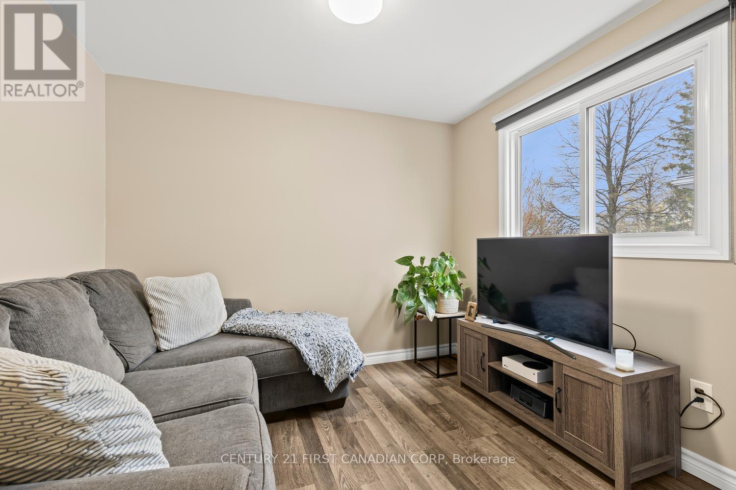 115 OLYMPIC CRESCENT - 27