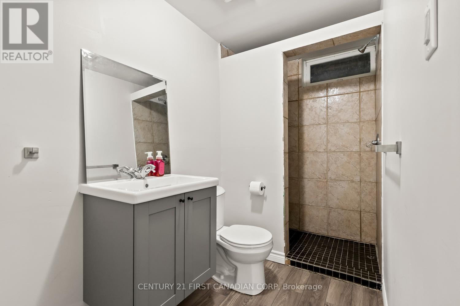 115 OLYMPIC CRESCENT - 34