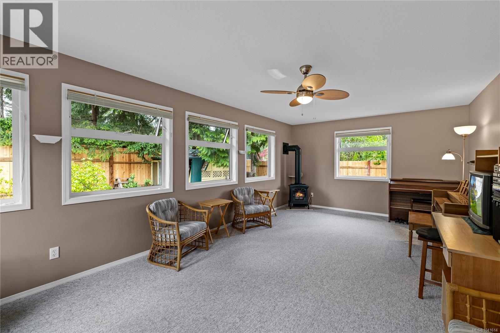 464 Quatsino Rd - 12
