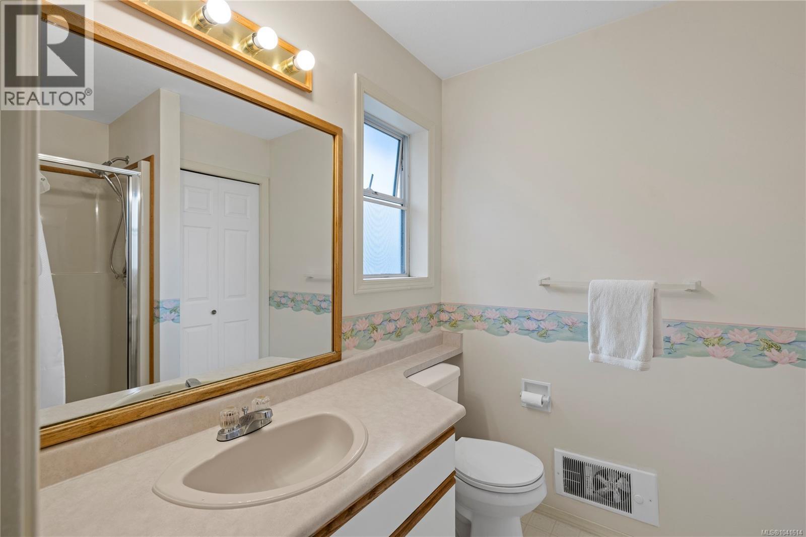 464 Quatsino Rd - 22