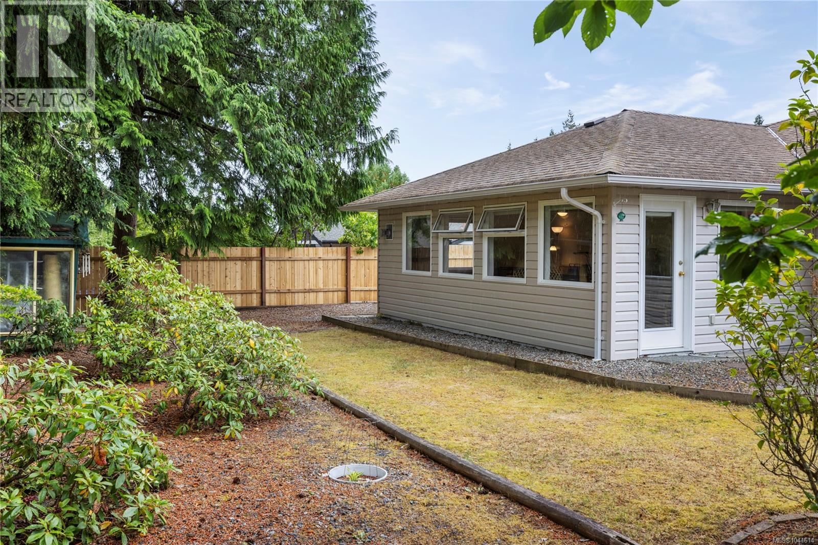 464 Quatsino Rd - 25