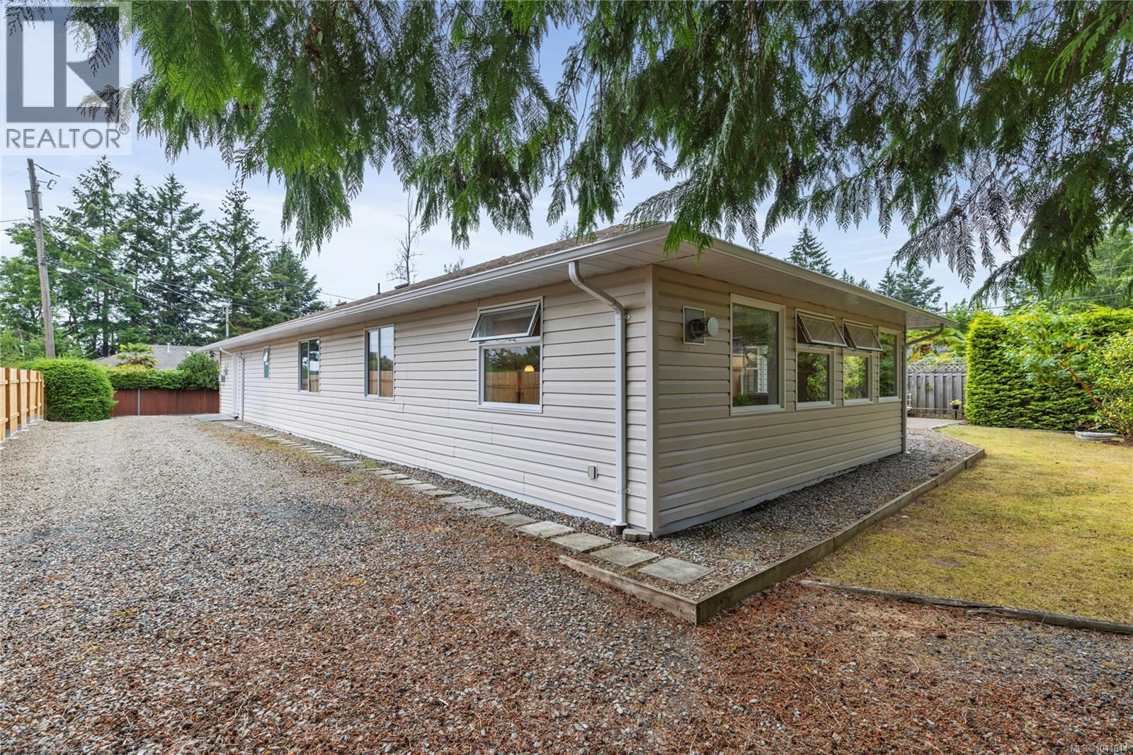 464 Quatsino Rd - 27