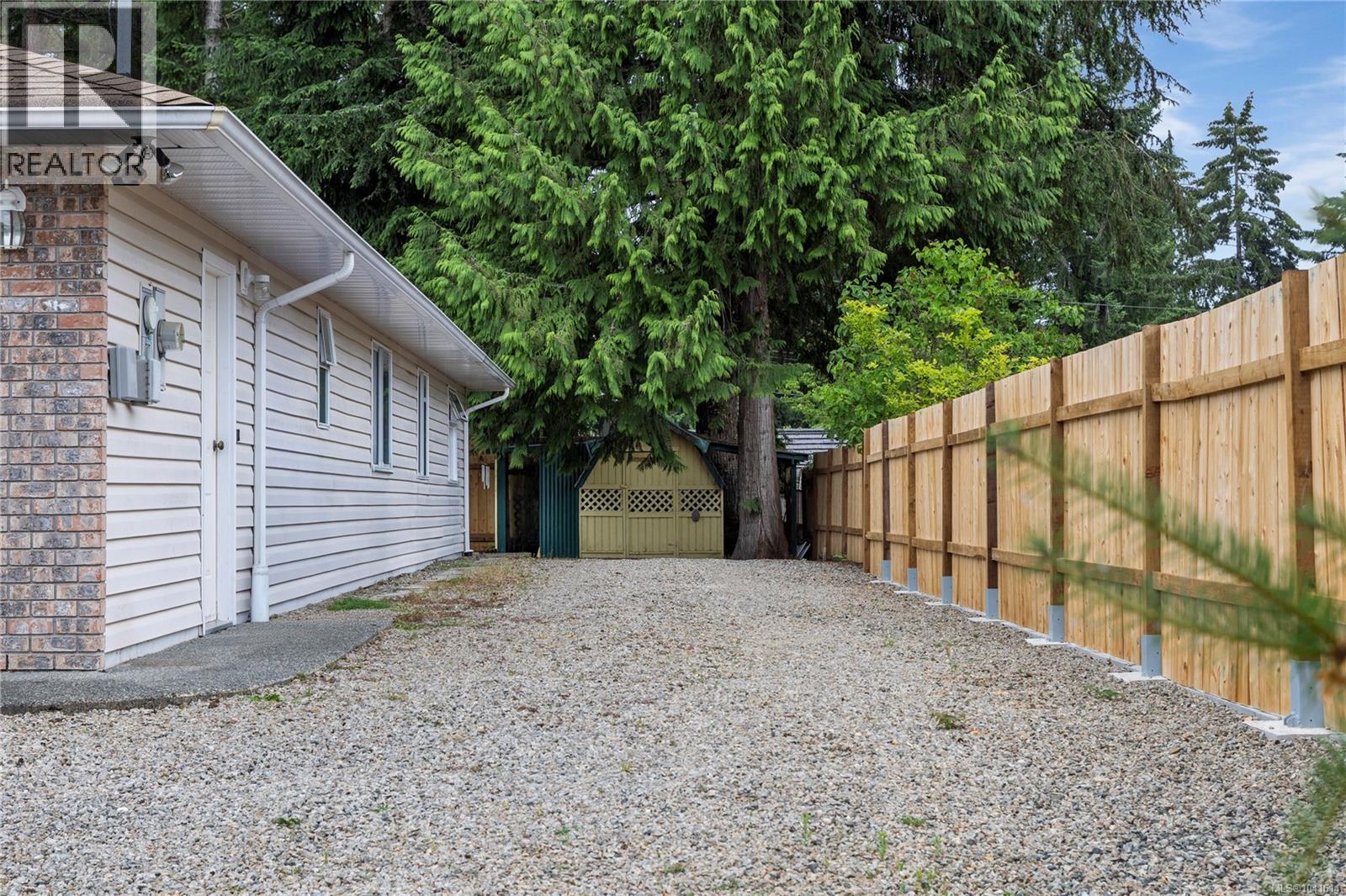 464 Quatsino Rd - 28