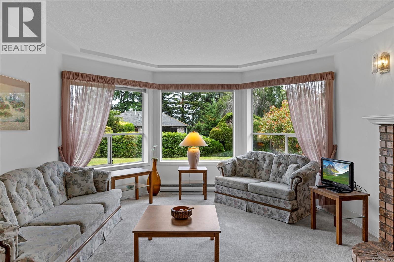 464 Quatsino Rd - 3
