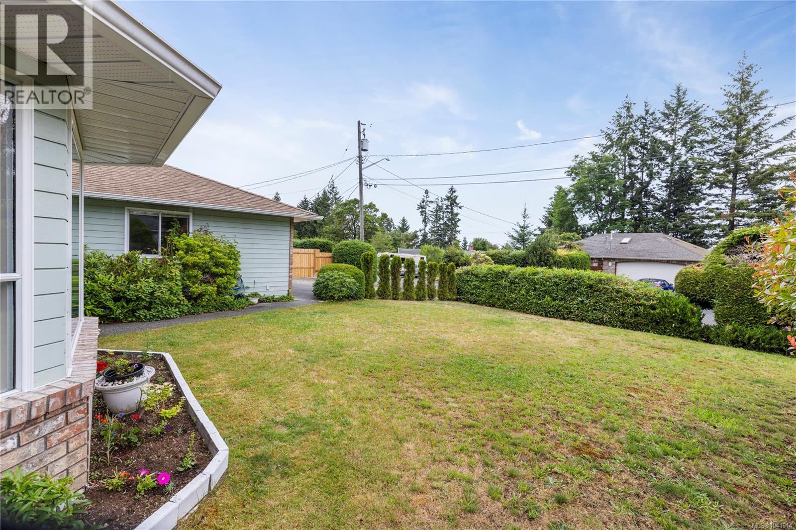 464 Quatsino Rd - 32