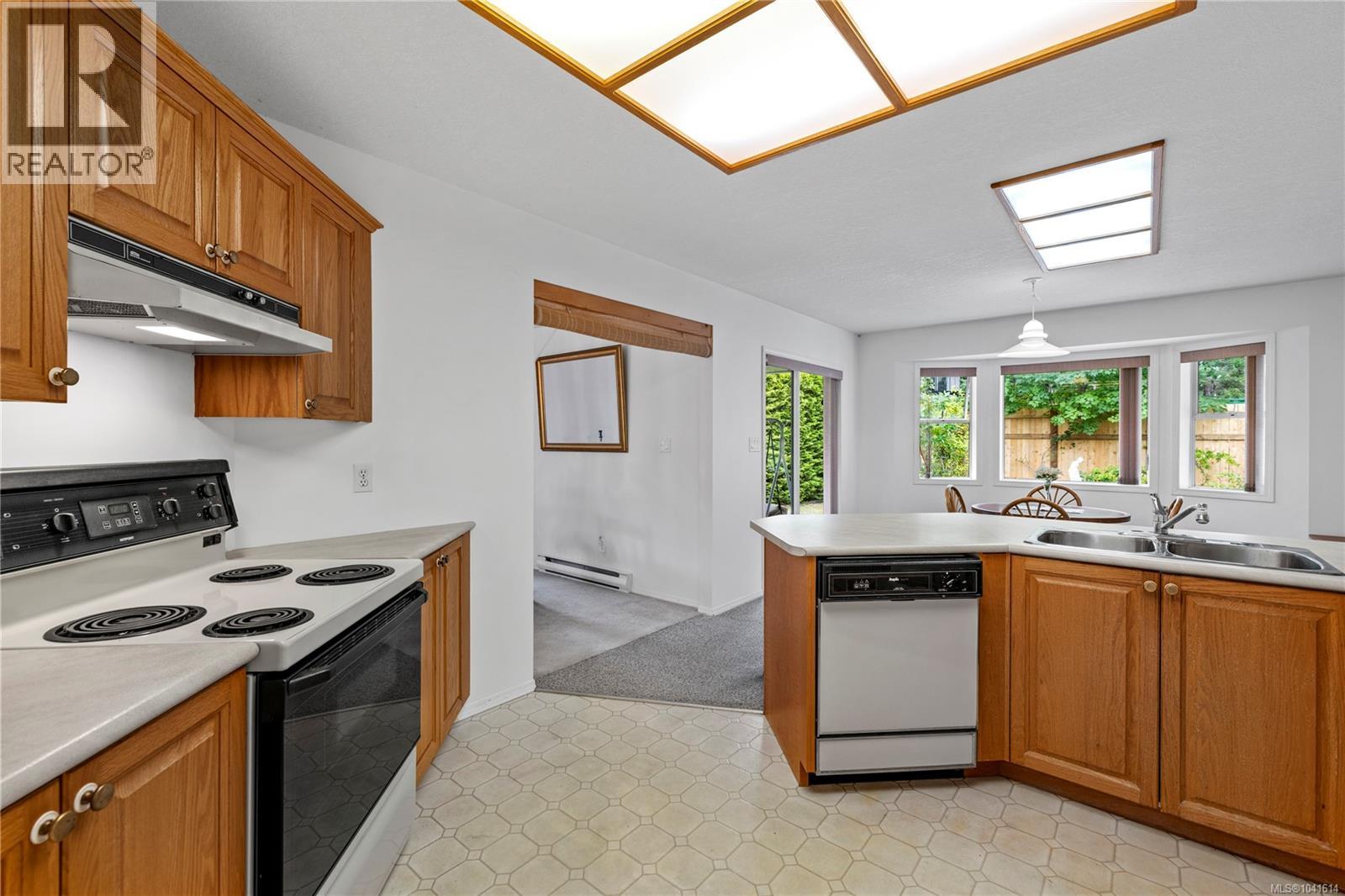 464 Quatsino Rd - 8