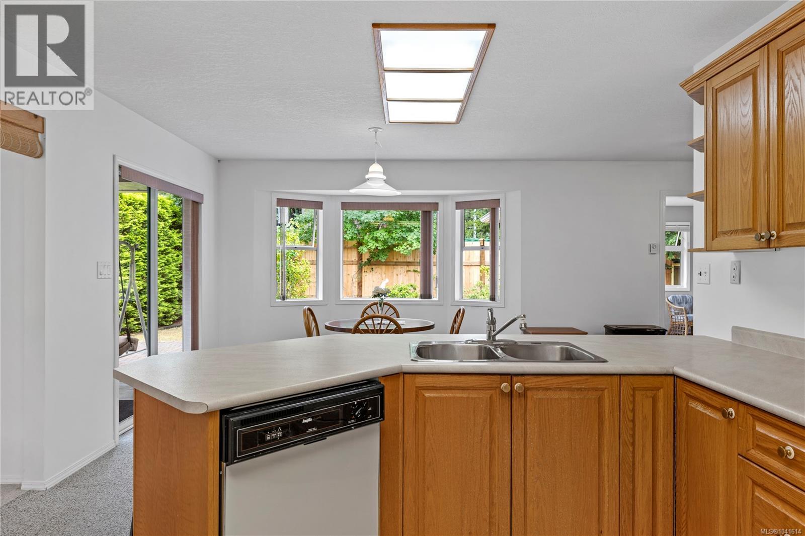464 Quatsino Rd - 9
