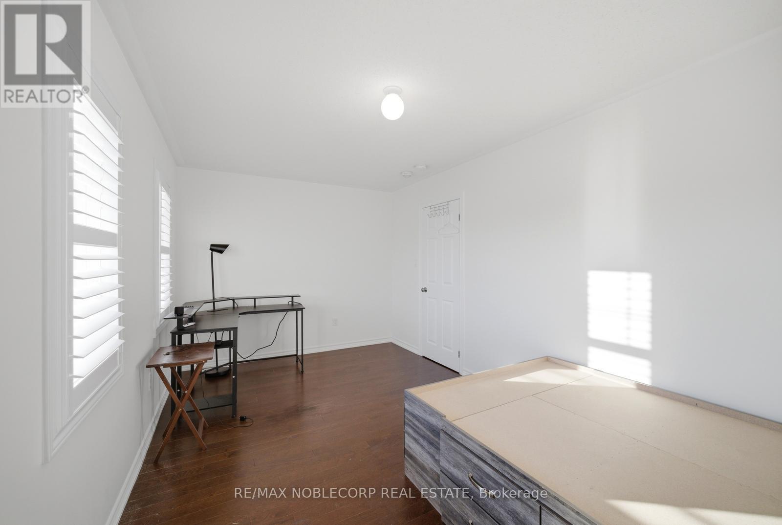 15 GOULD CRESCENT - 32