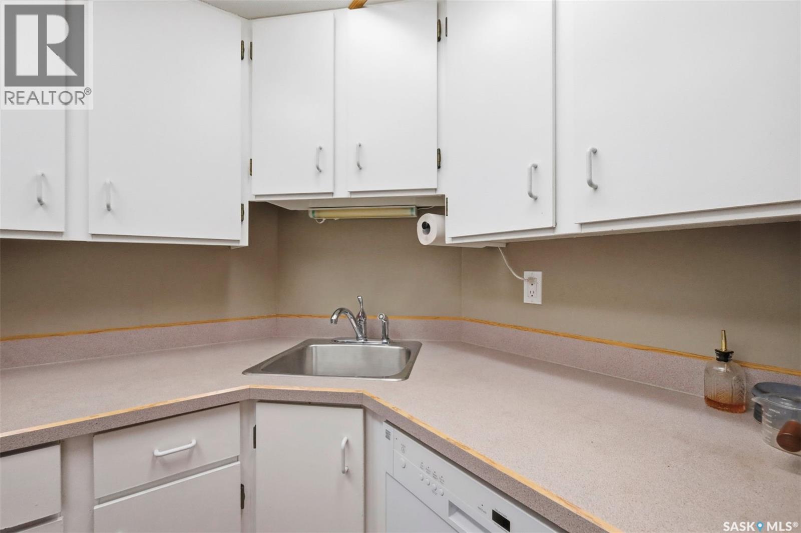 214 114 Clarence AVENUE S — photo 16