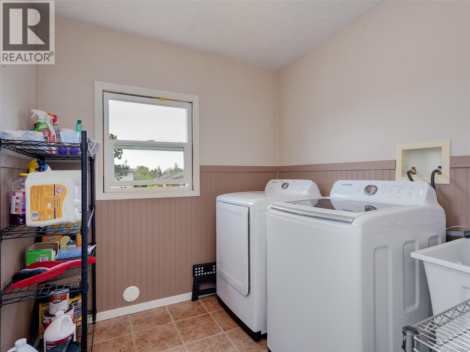 1157 Lyall St - 11