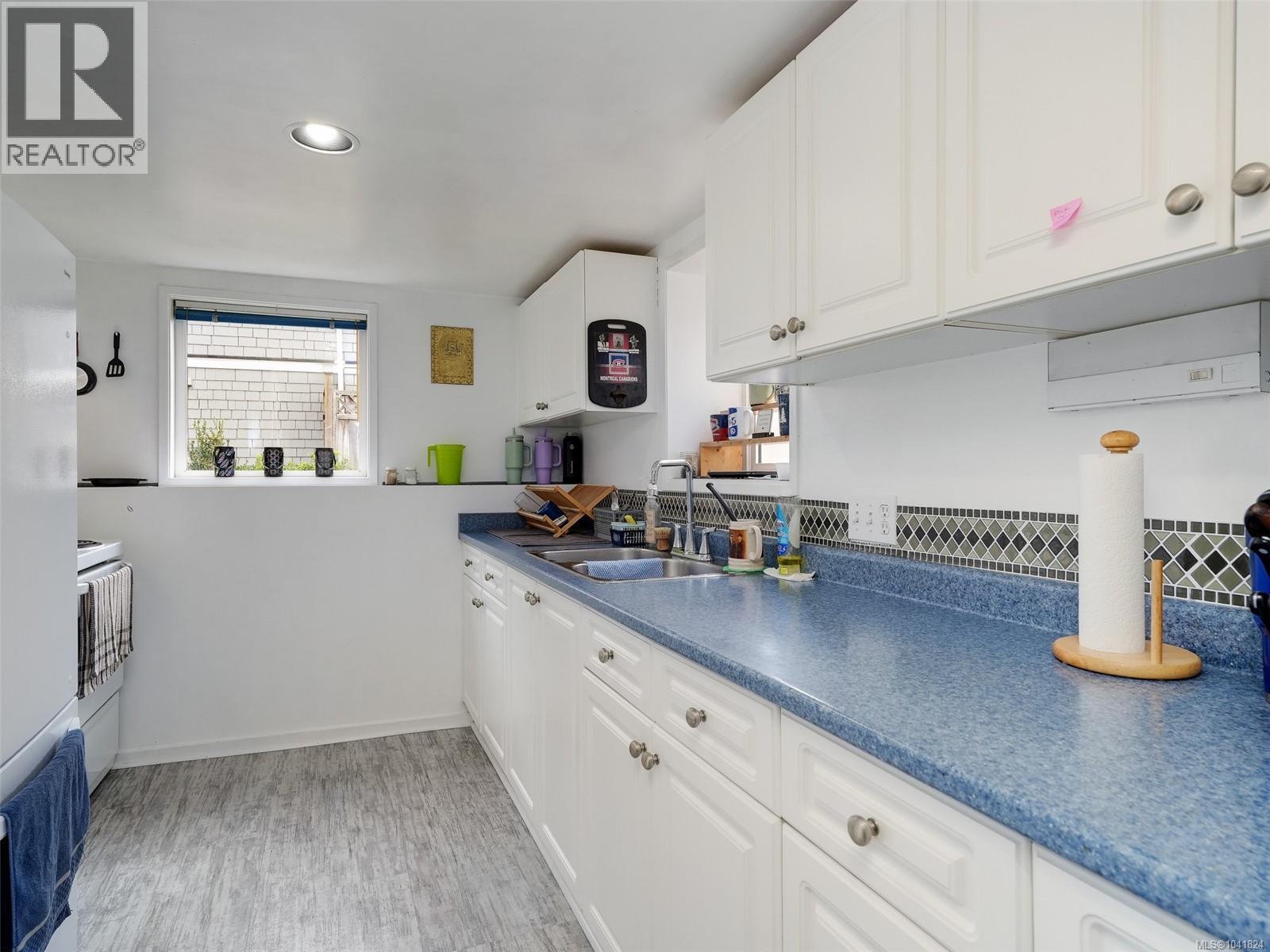 1157 Lyall St - 15