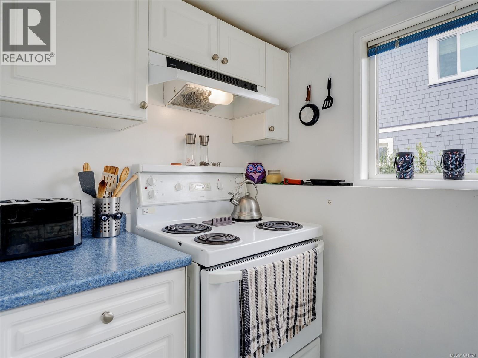 1157 Lyall St - 16