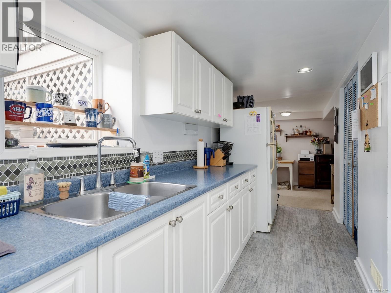 1157 Lyall St - 17