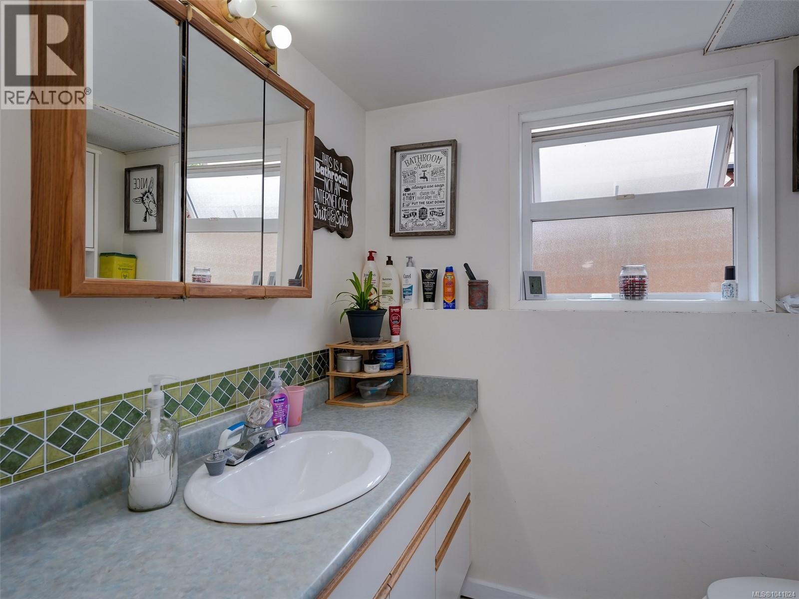 1157 Lyall St - 19