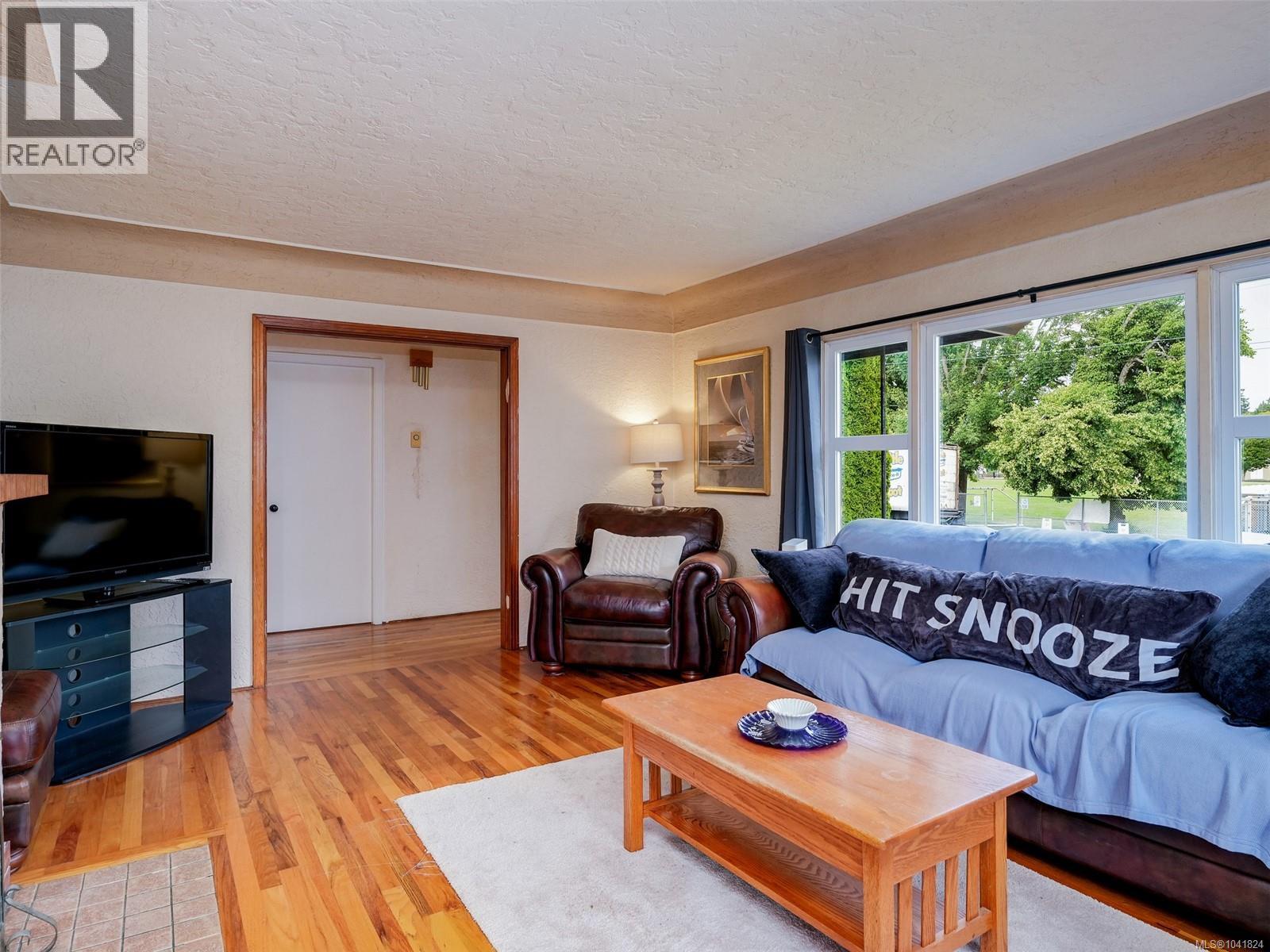1157 Lyall St - 3