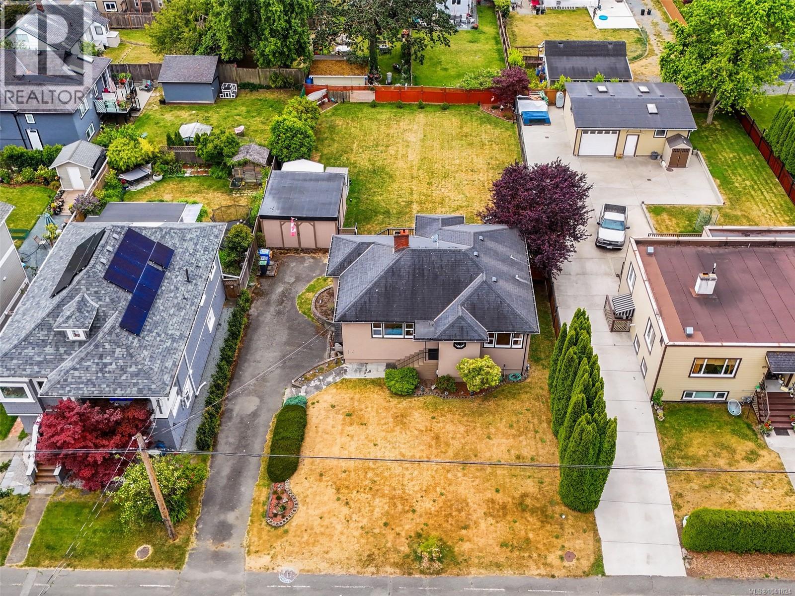 1157 Lyall St - 36