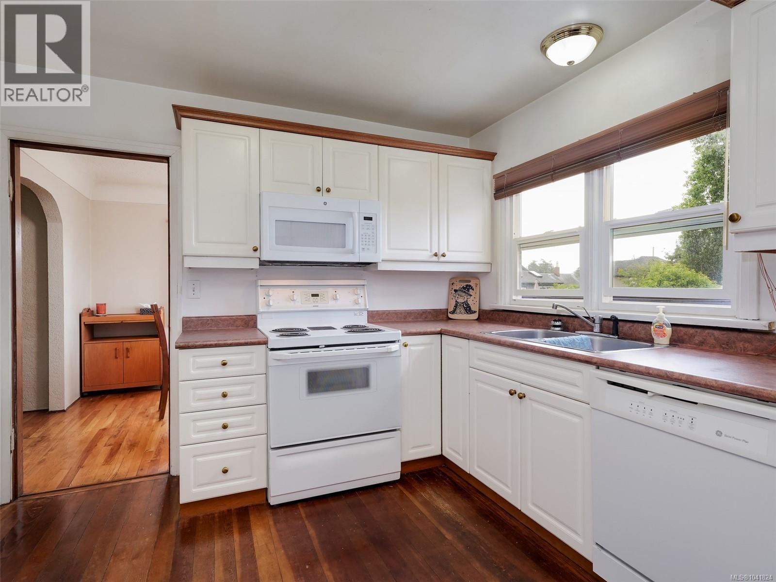 1157 Lyall St - 5