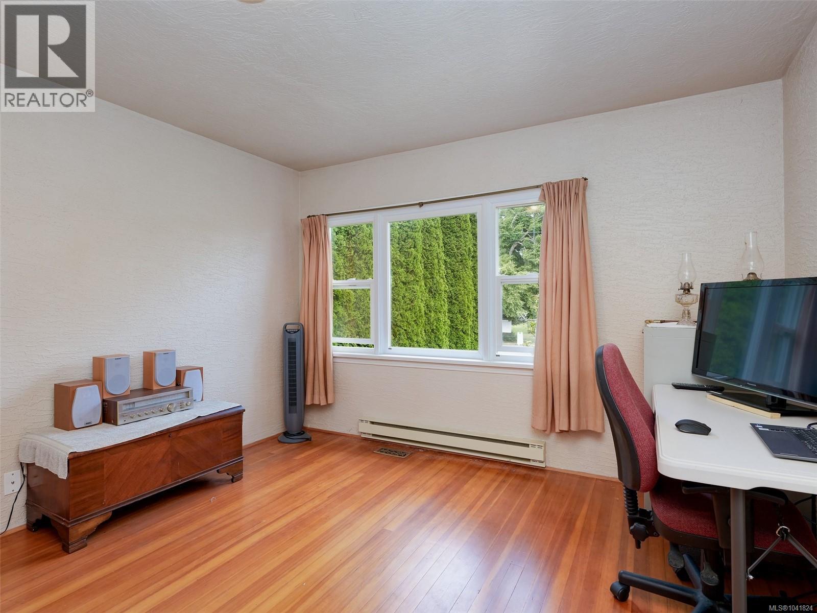 1157 Lyall St - 7