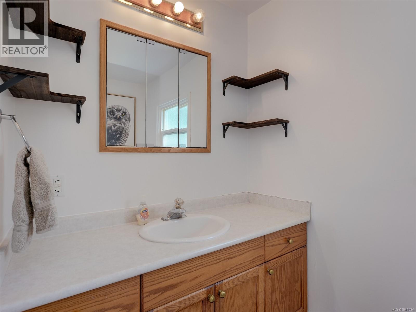 1157 Lyall St - 8
