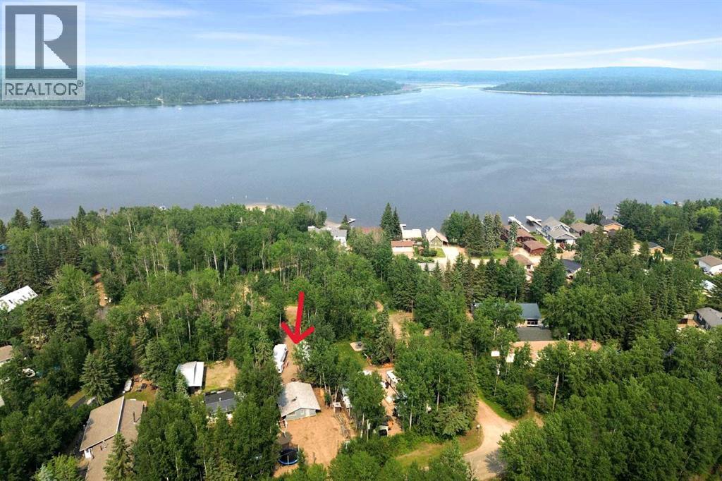 CLOSE TO LAKE AND PUBLIC BEACH