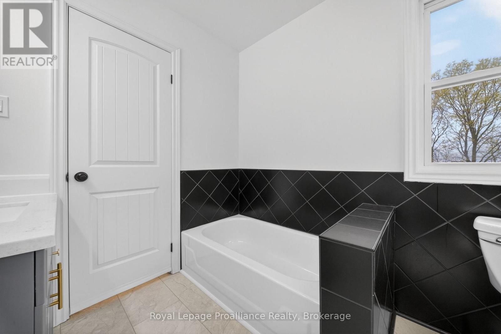 235 EAST HUNGERFORD ROAD - 25