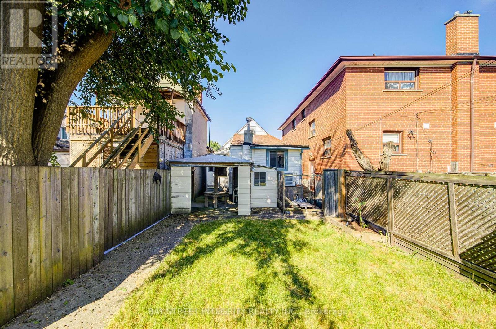19 ROBINSON AVENUE - 44