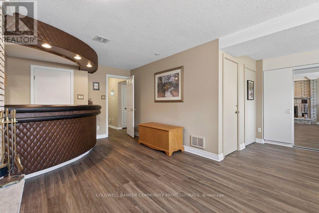 409 MOHAWK ROAD W - 24