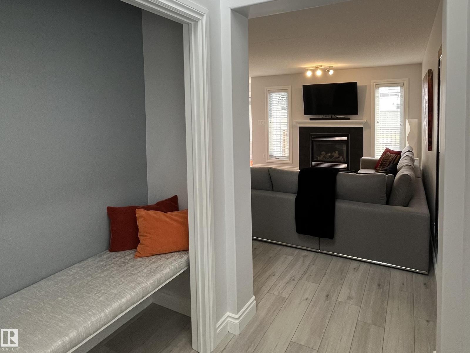 2057 69A St SW photo 4 — MLS® E4496431