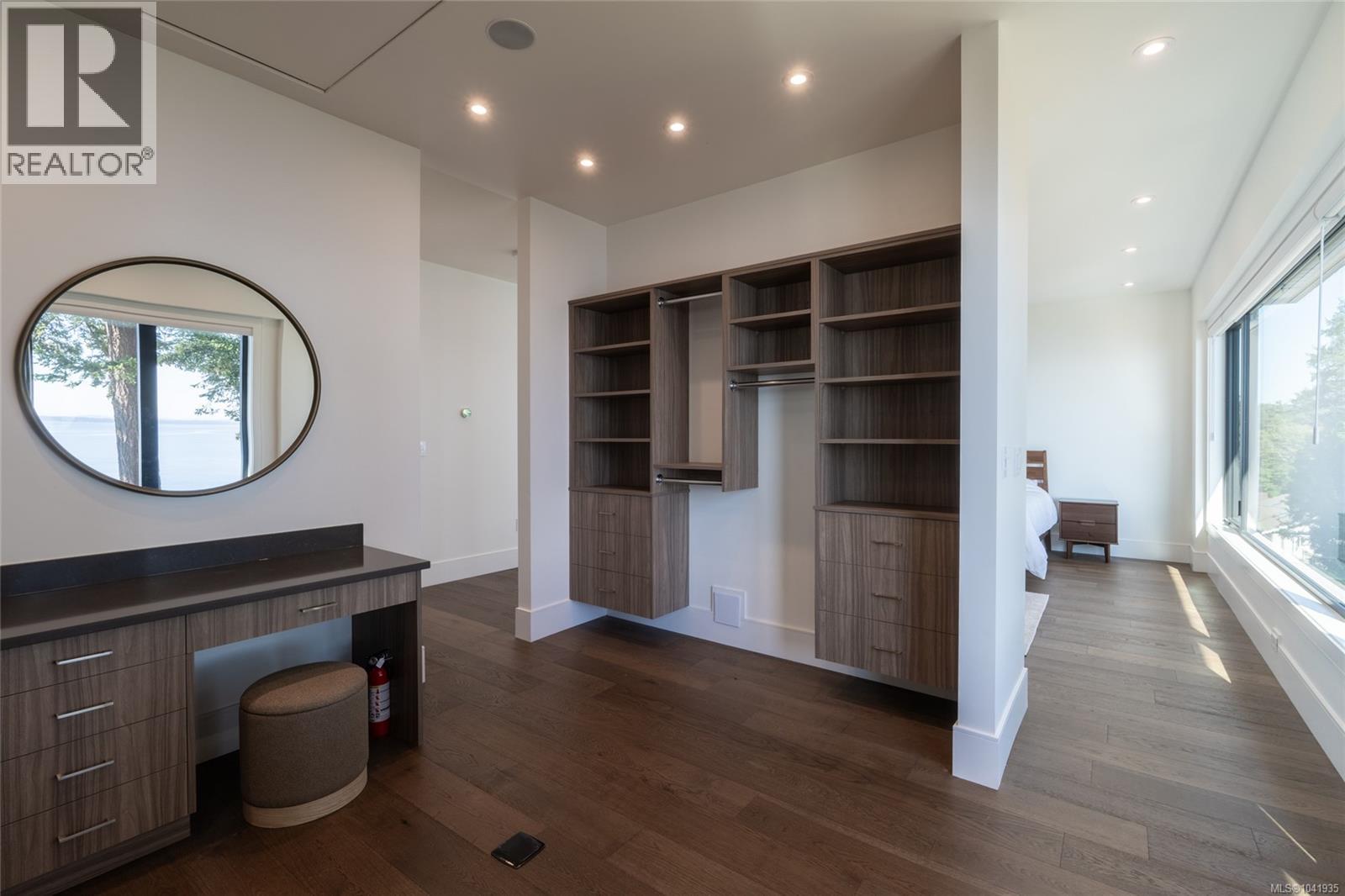 4599 Cordova Bay Rd - 30