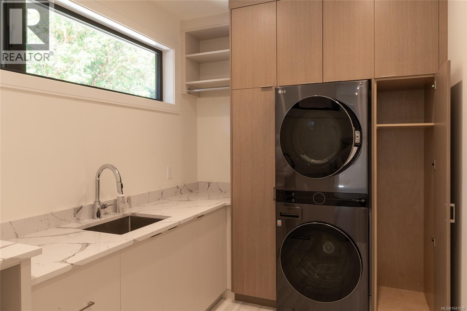 4599 Cordova Bay Rd - 35