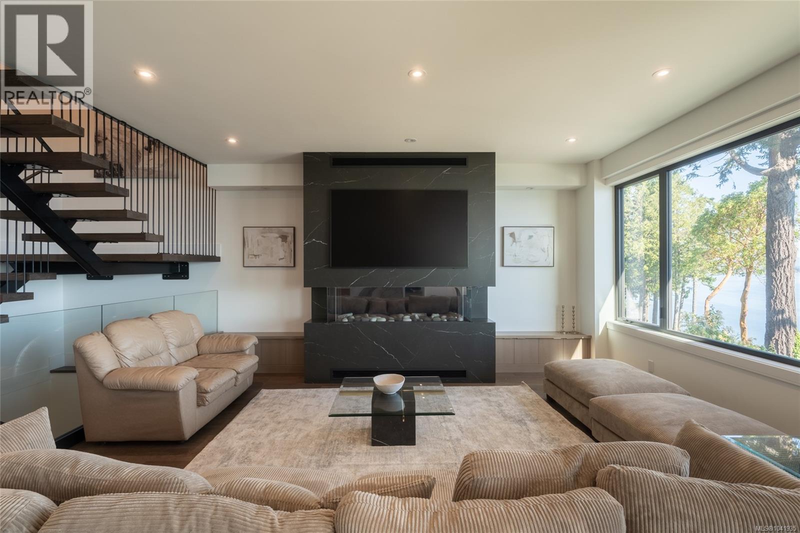4599 Cordova Bay Rd - 12