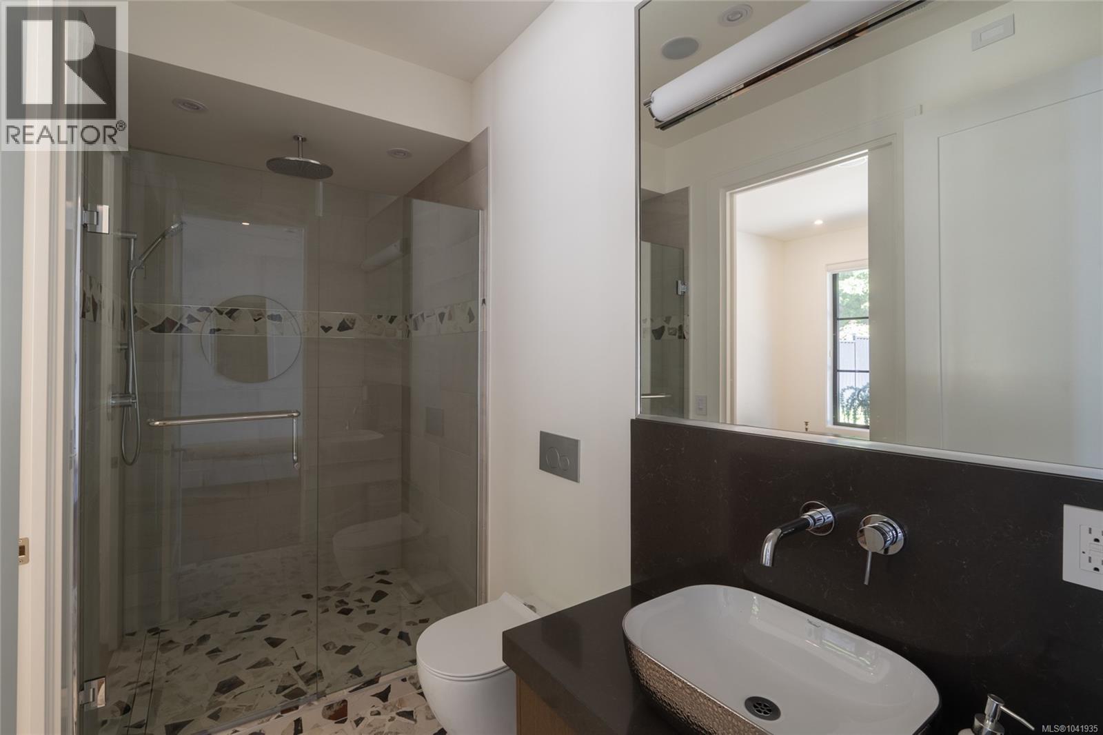 4599 Cordova Bay Rd - 23