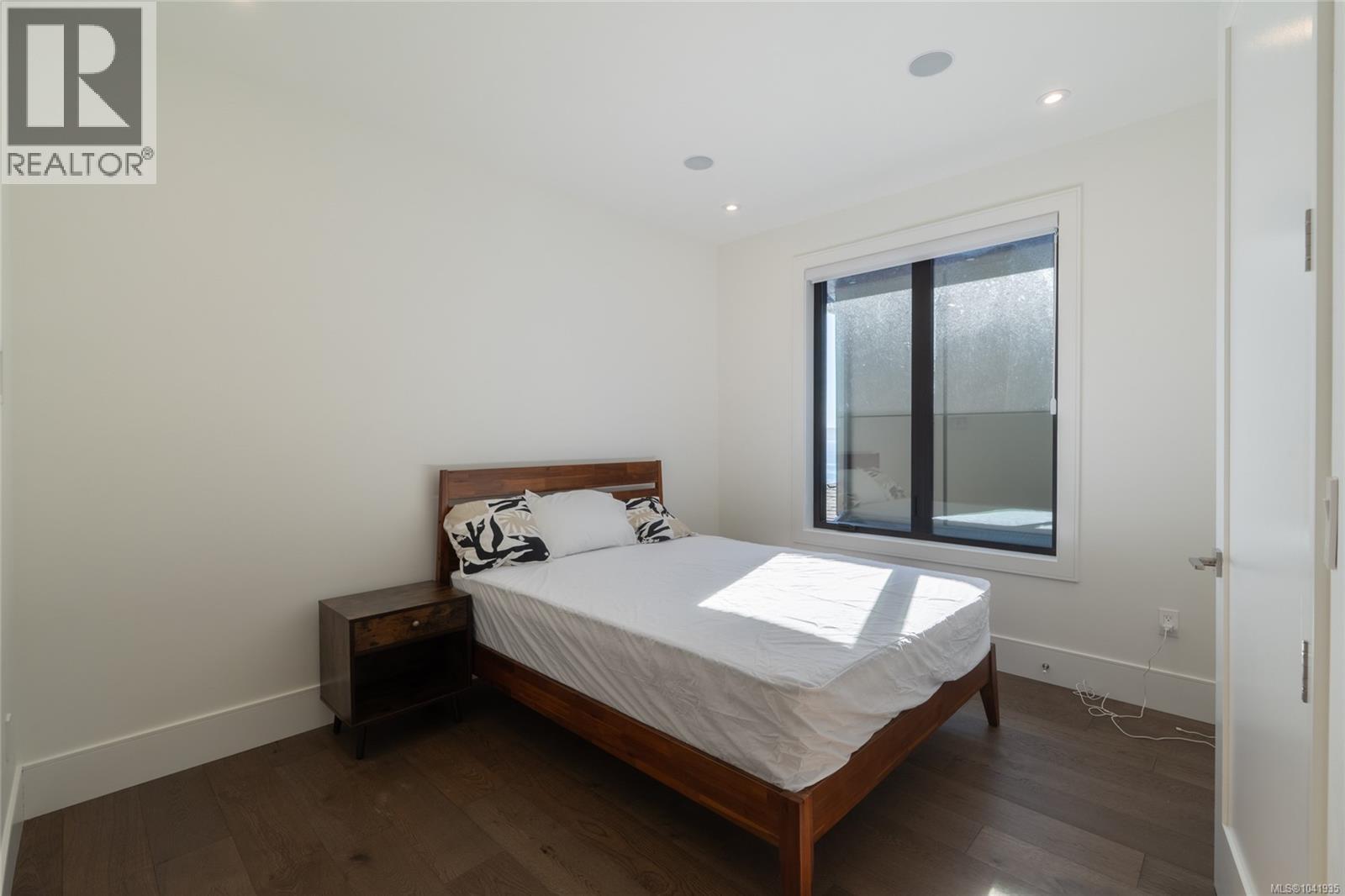 4599 Cordova Bay Rd - 38