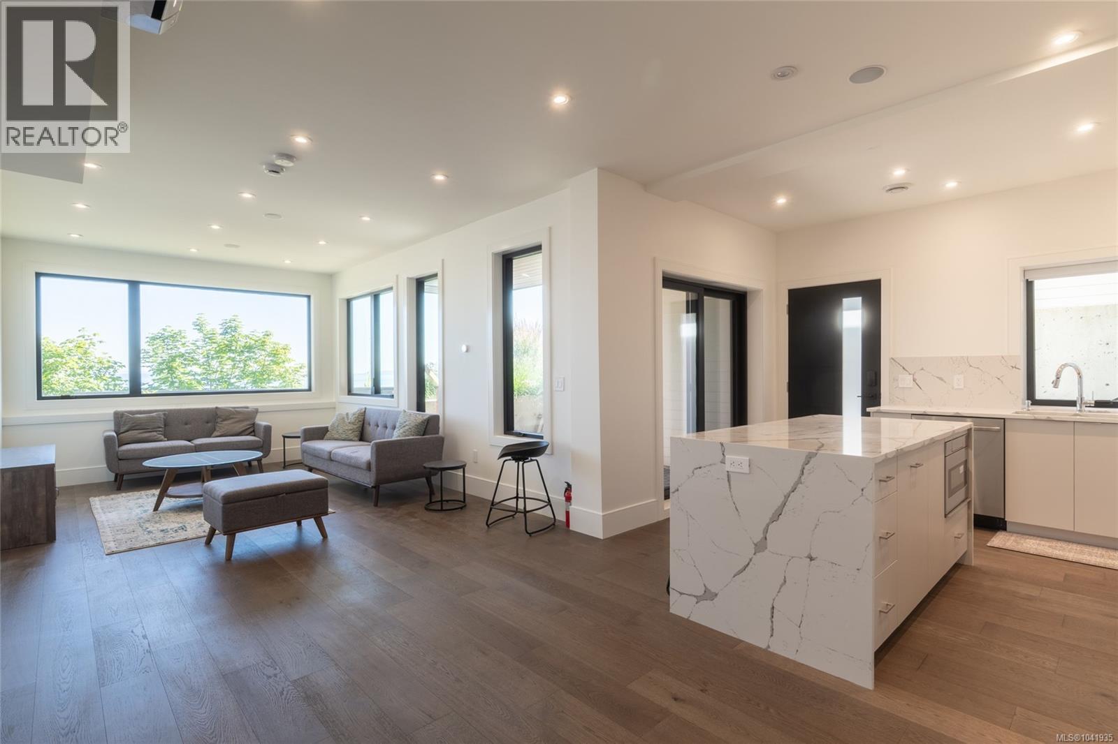 4599 Cordova Bay Rd - 42