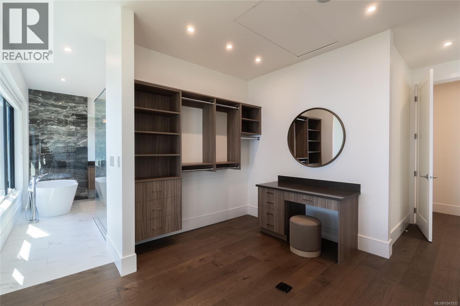 4599 Cordova Bay Rd - 31