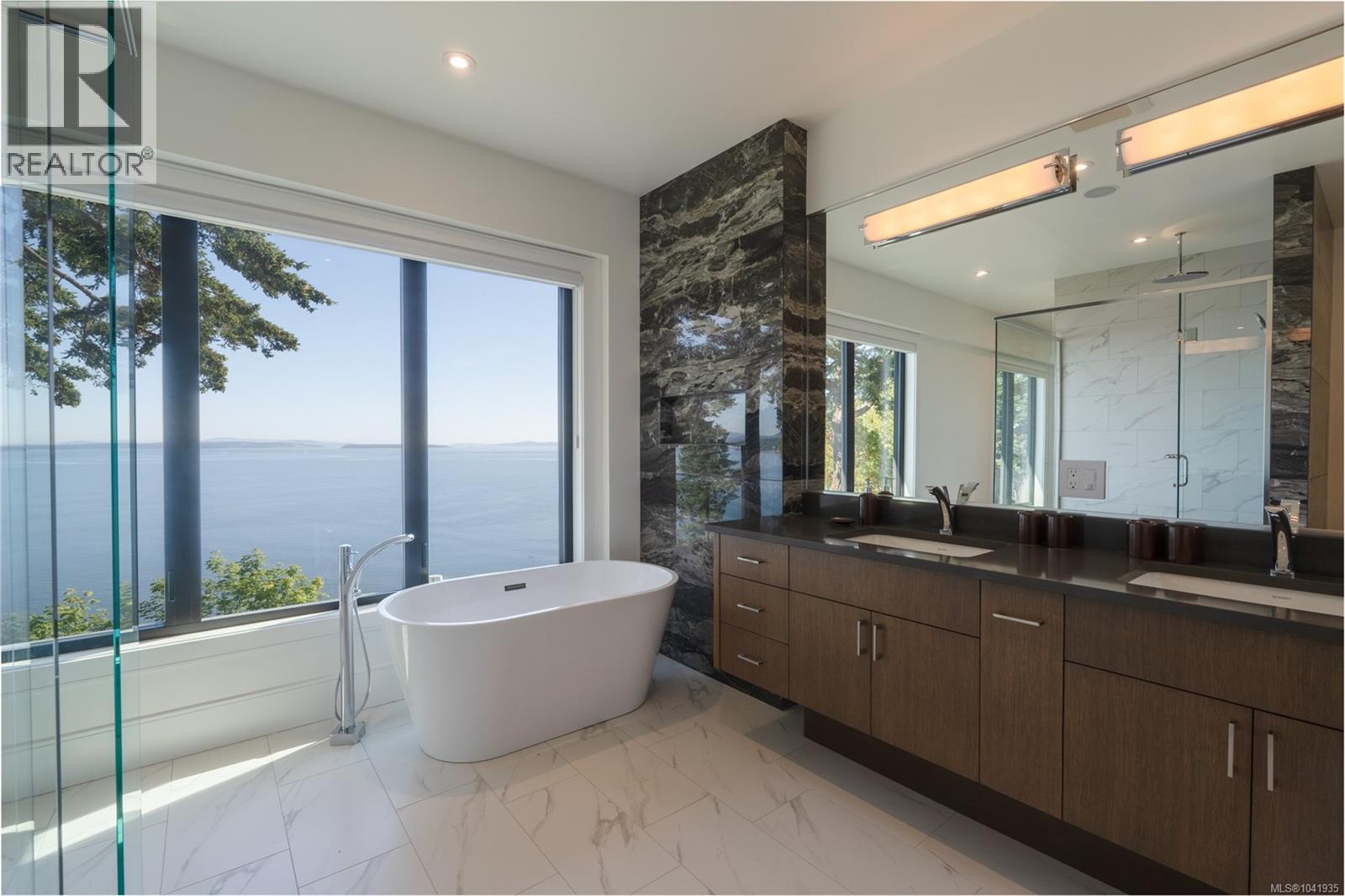 4599 Cordova Bay Rd - 33