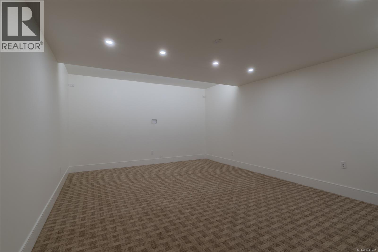4599 Cordova Bay Rd - 47
