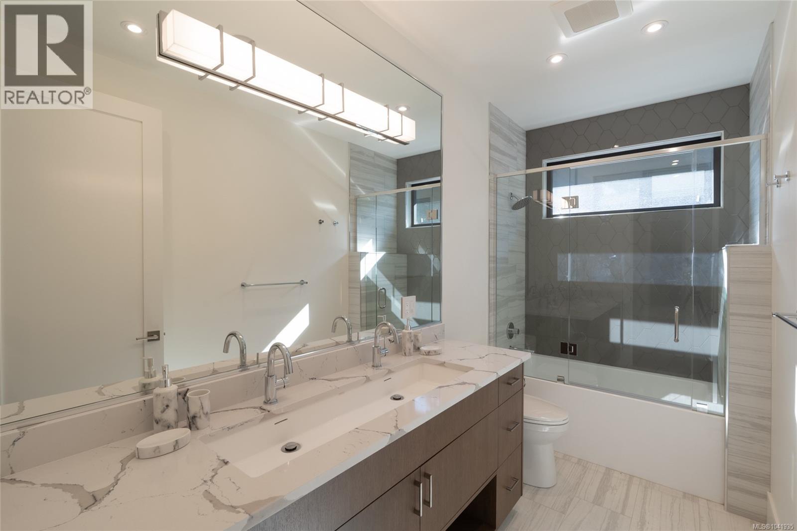 4599 Cordova Bay Rd - 40