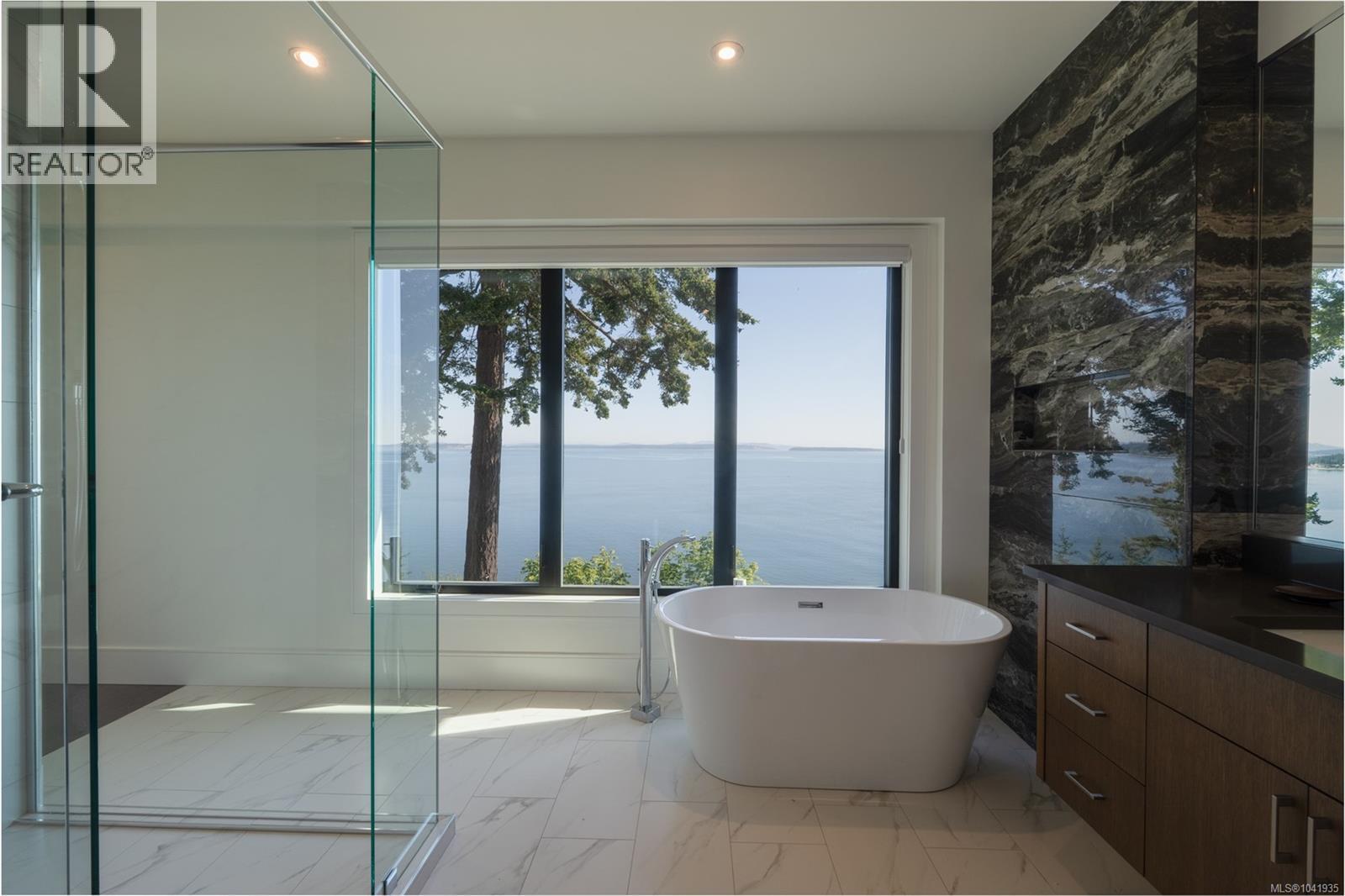 4599 Cordova Bay Rd - 32