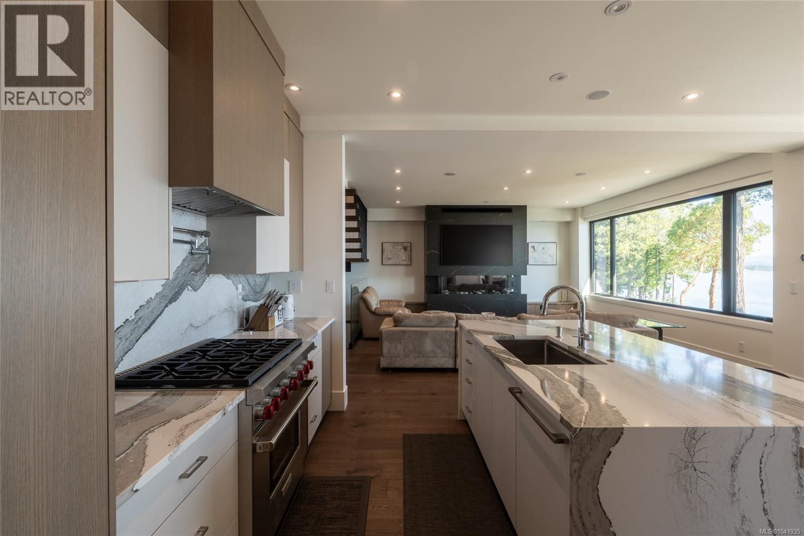 4599 Cordova Bay Rd - 19