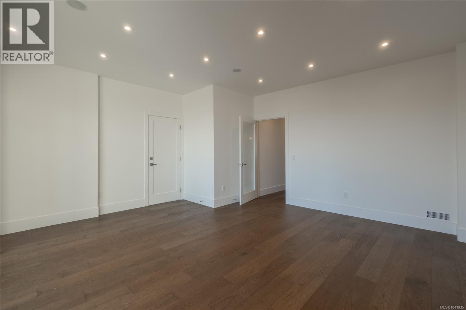 4599 Cordova Bay Rd - 45