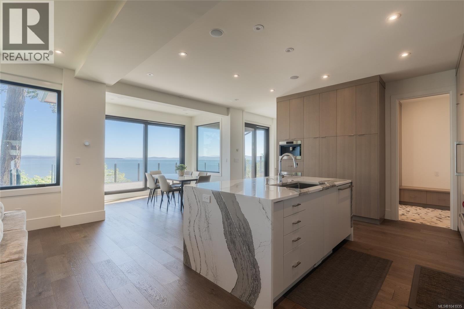 4599 Cordova Bay Rd - 14