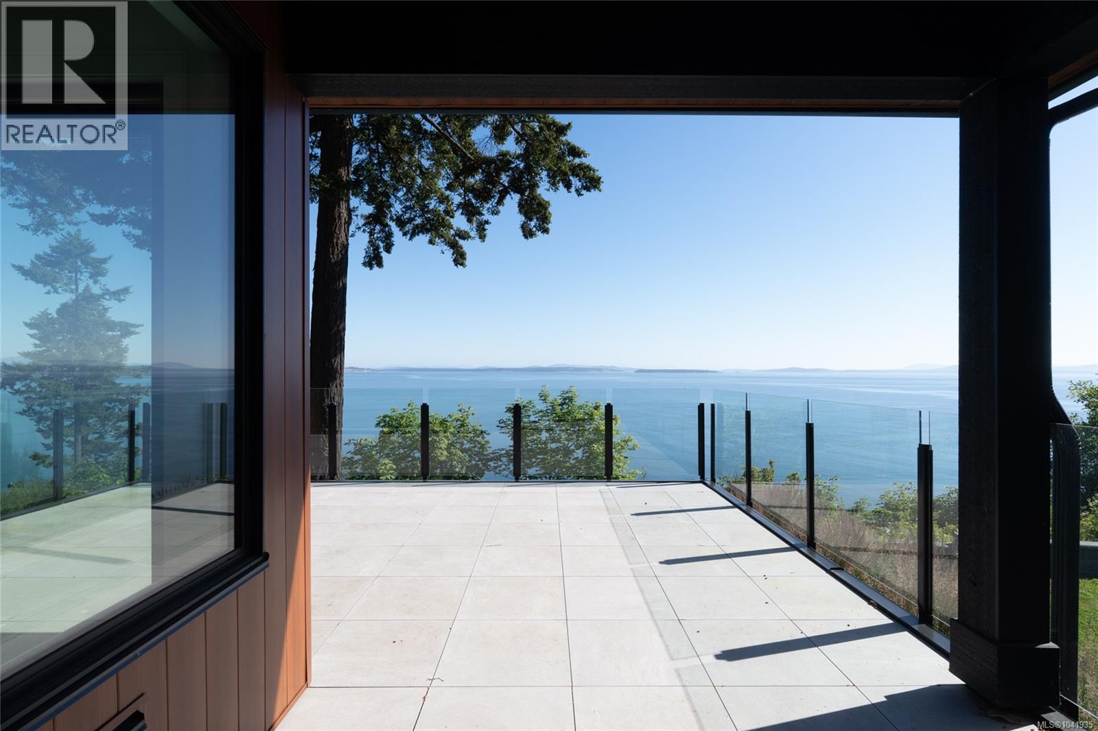 4599 Cordova Bay Rd - 24