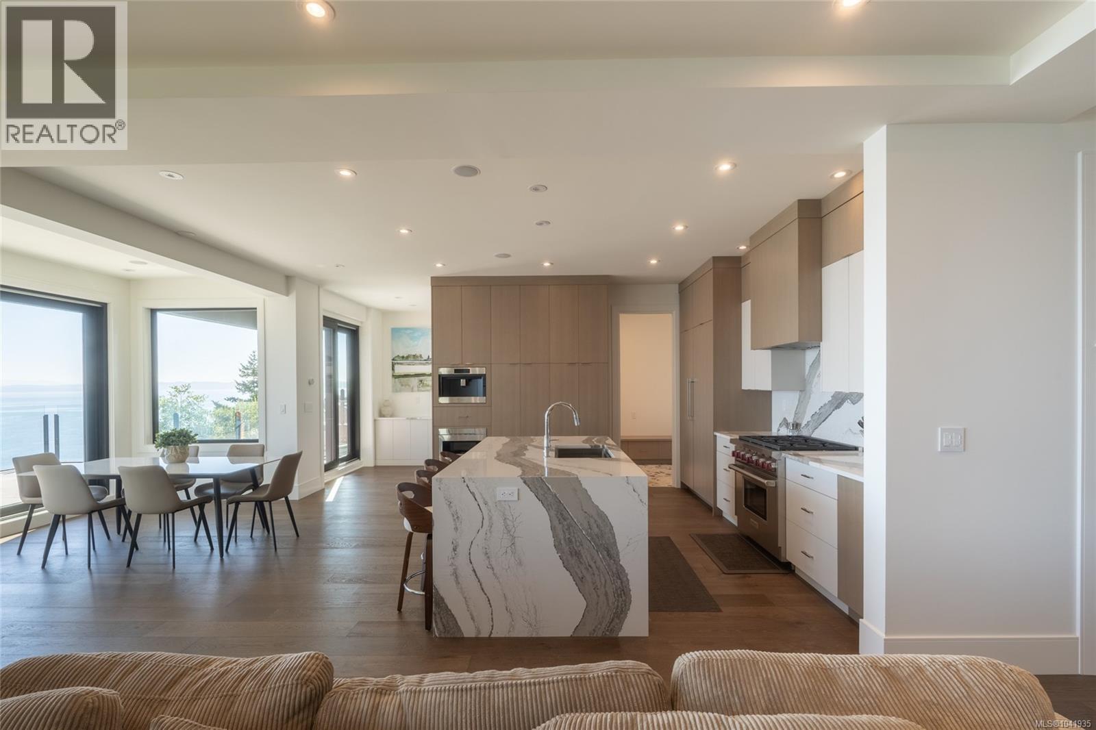 4599 Cordova Bay Rd - 15