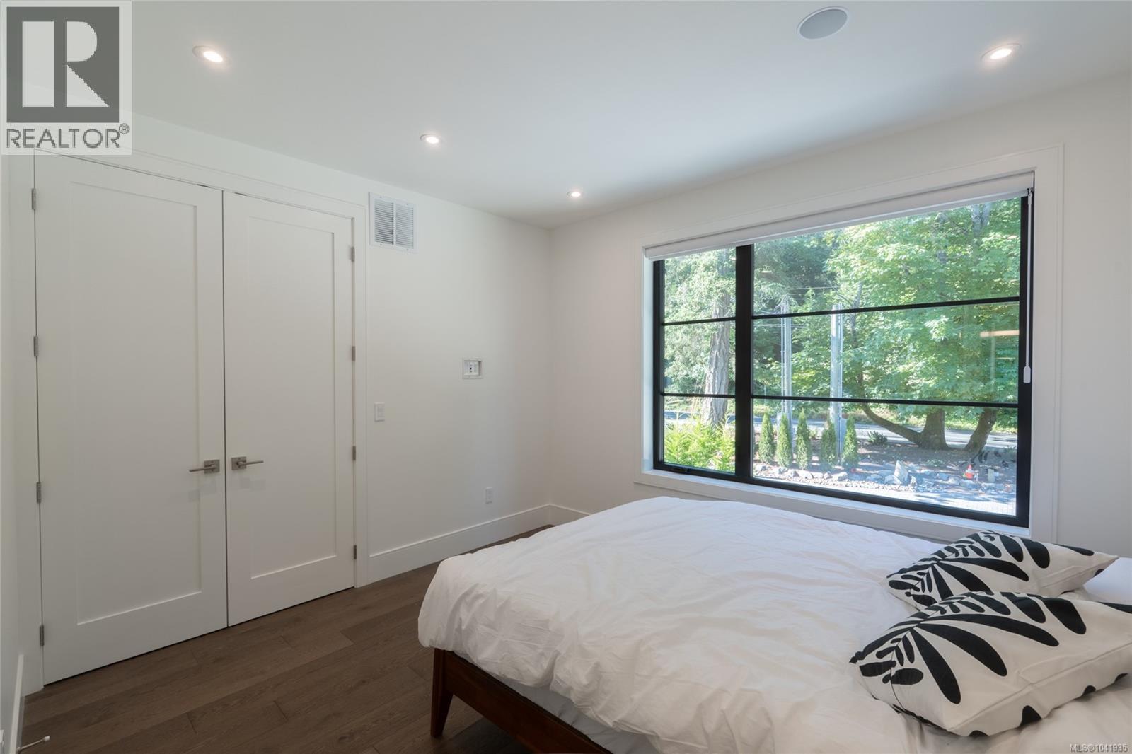 4599 Cordova Bay Rd - 36