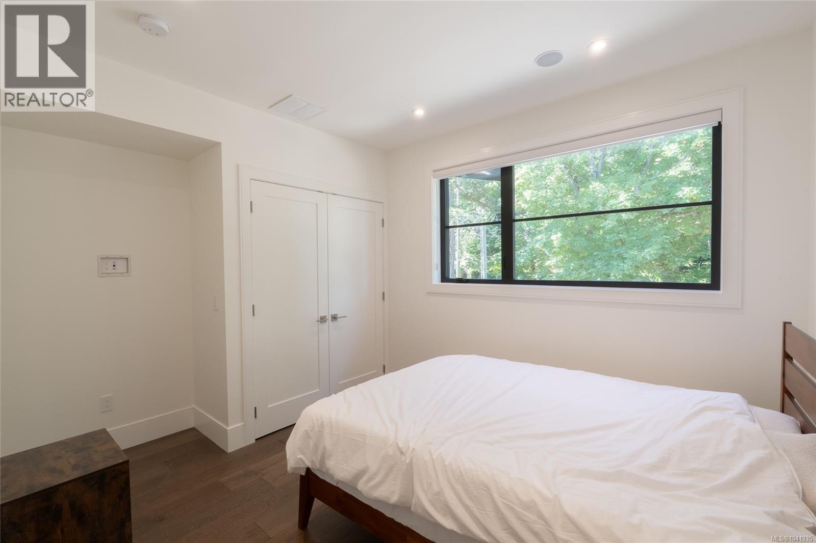 4599 Cordova Bay Rd - 37