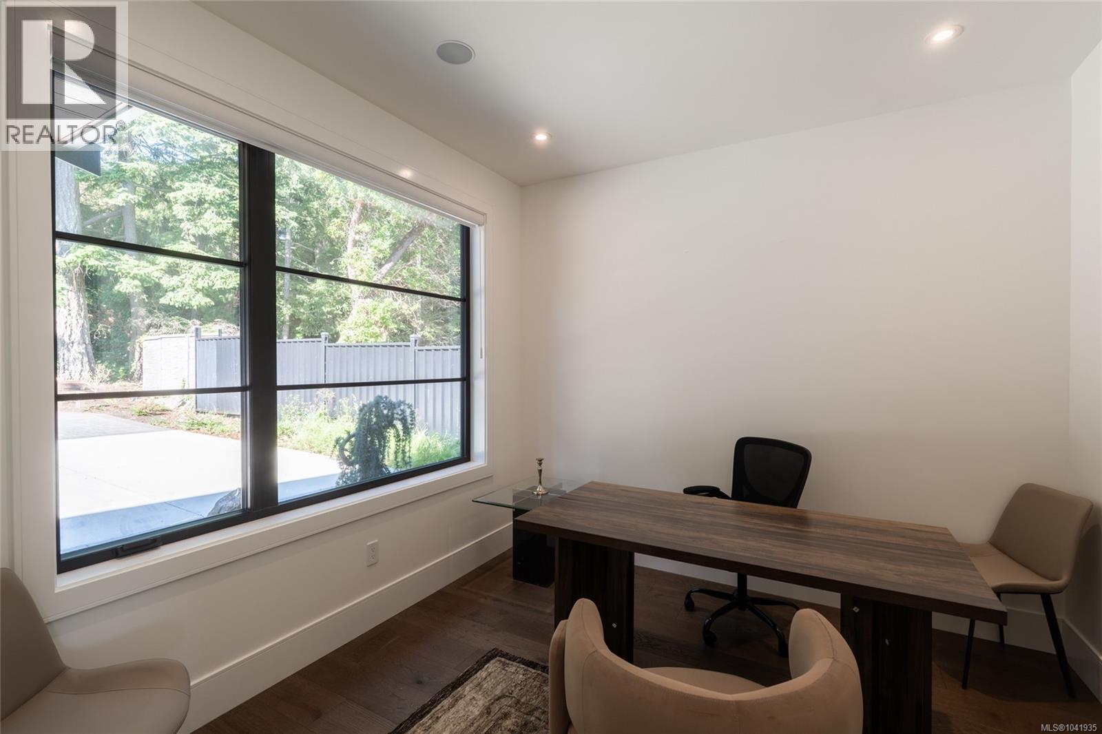 4599 Cordova Bay Rd - 22