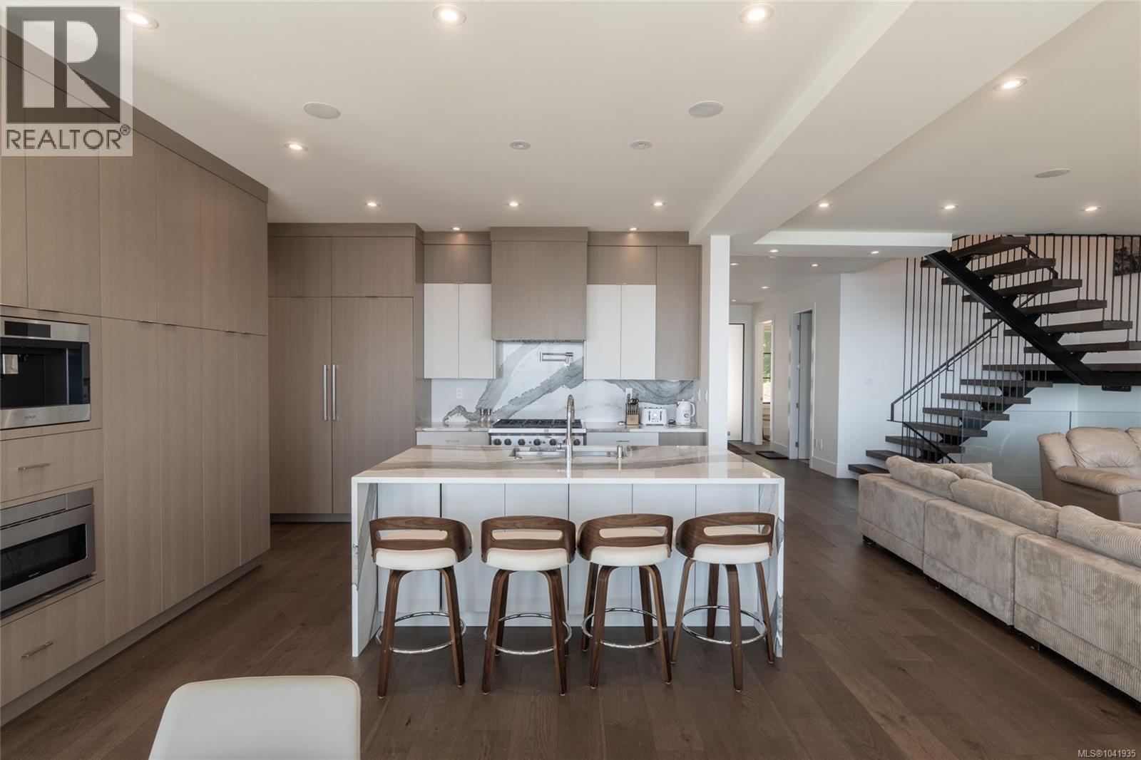 4599 Cordova Bay Rd - 18
