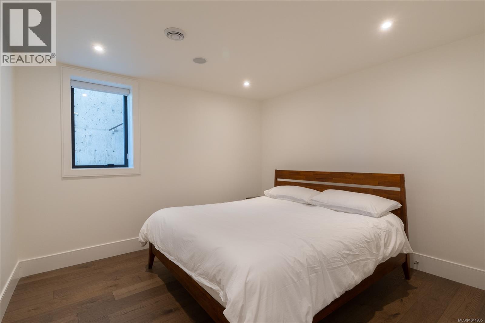 4599 Cordova Bay Rd - 48